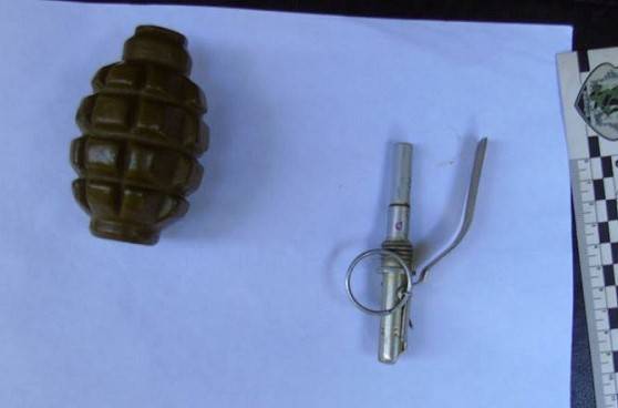 В Ростовской области учитель поселковой школы обнаружила на двери дома гранату с запиской