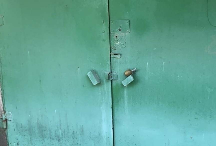 На воротах гаража главы администрации Новочеркасска нашли муляж гранаты