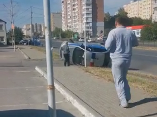 В Таганроге женщина-водитель на «Приоре» «уронила» на бок патрульный автомобиль ДПС