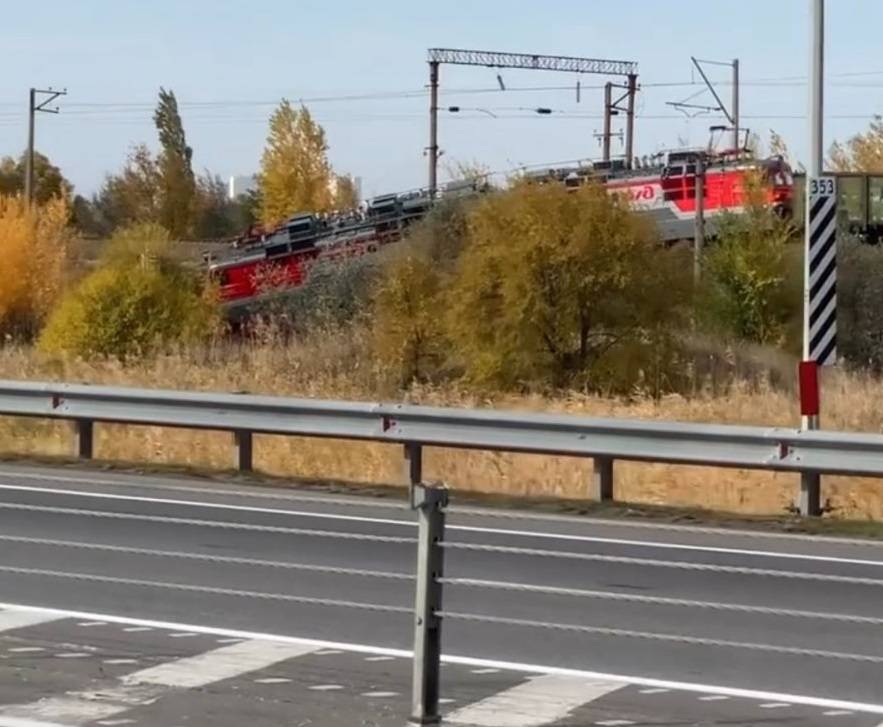Под Ростовом локомотив грузового поезда сошел с рельсов