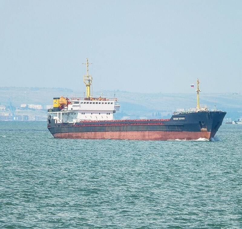 В Таганрогском порту танкер повредил нефтеналивной терминал