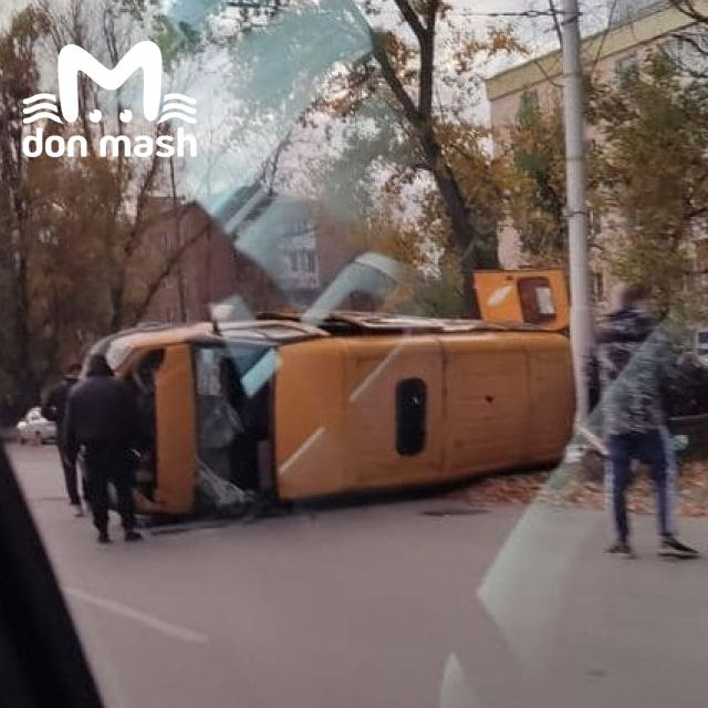 В Ростовской области перевернулась маршрутка с 13 пассажирами