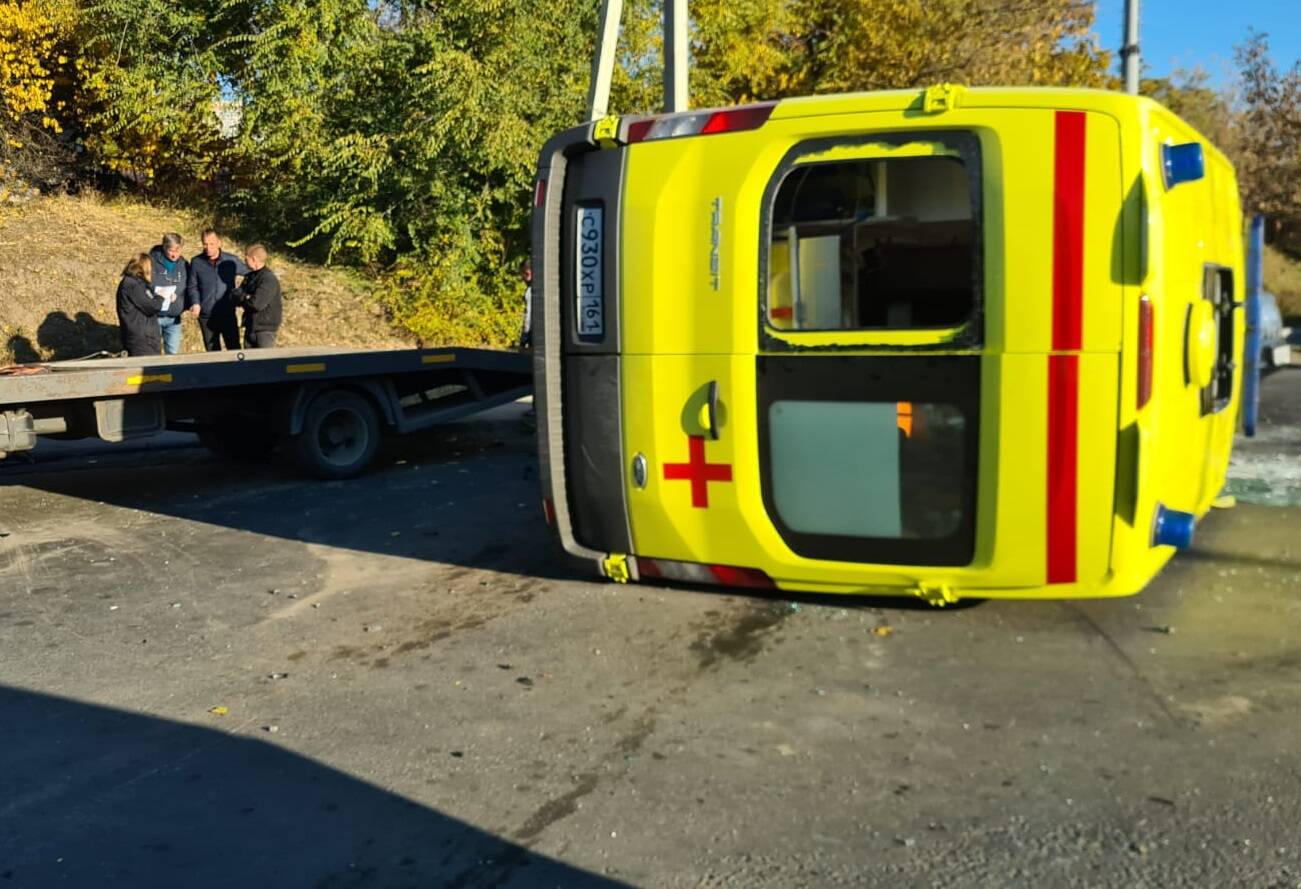 В Ростове в ДТП перевернулась машина реанимации, фельдшер сломала ногу