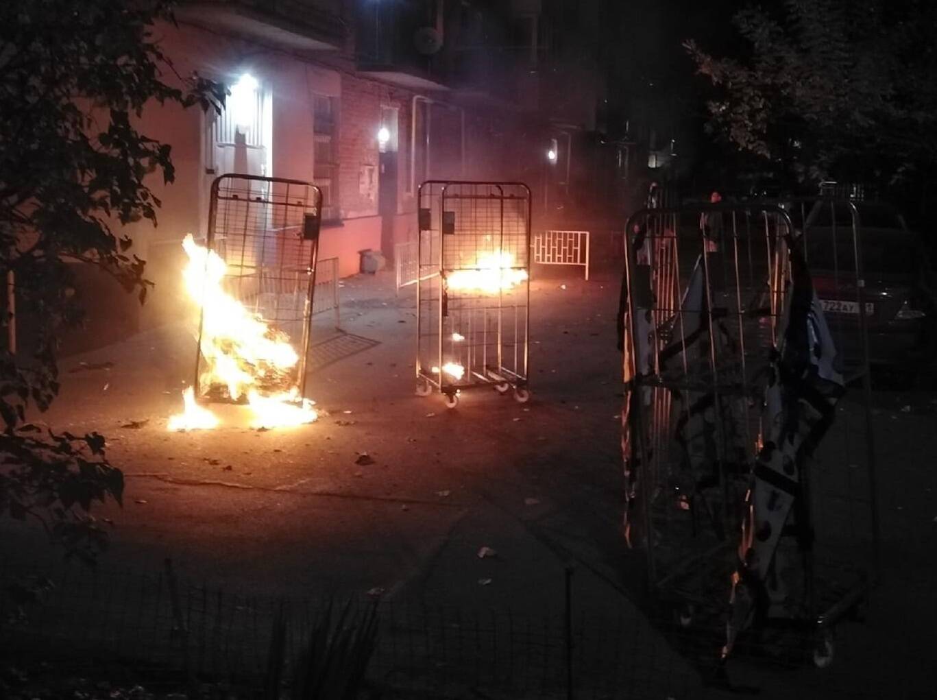 В Таганроге из-за окурка сгорели тележки у магазина «Магнит» на Большой Бульварной