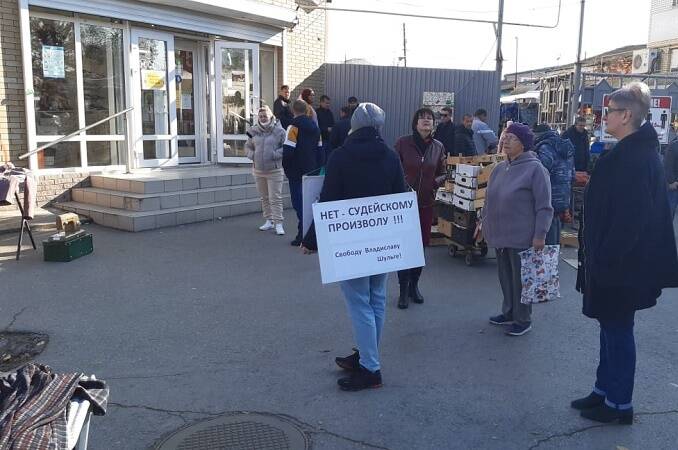 В Таганроге прошел одиночный пикет против «судейского произвола» в отношении Владислава Шульги