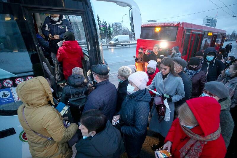 В Казани первый день введения обязательных QR-кодов в общественном транспорте отмечен конфликтами и остановкой движения
