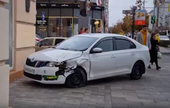 В центре Ростова после ДТП иномарка выехала на тротуар и врезалась в здание МФЦ