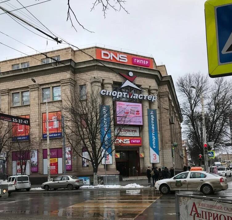 На рьяно проверявшего QR-коды на входе в ТЦ ростовского охранника составили протокол