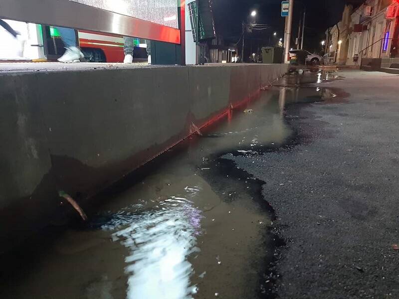 В Таганроге под новой трамвайной остановкой произошел прорыв водопровода