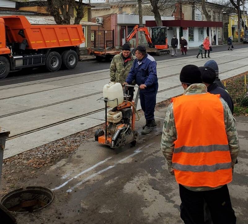 В Таганроге «Водоканал» приступил к ремонту коммуникаций под новой трамвайной остановкой, которая «протекла»