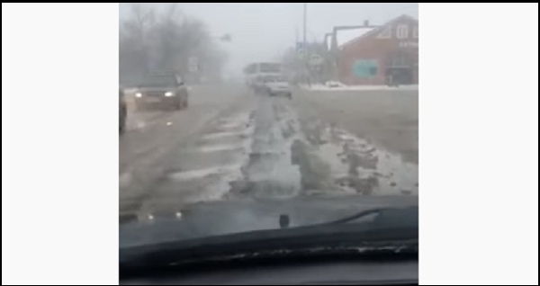 Таксисты Азова назвали «позором и показухой» уборку дорог в городе во время снегопада