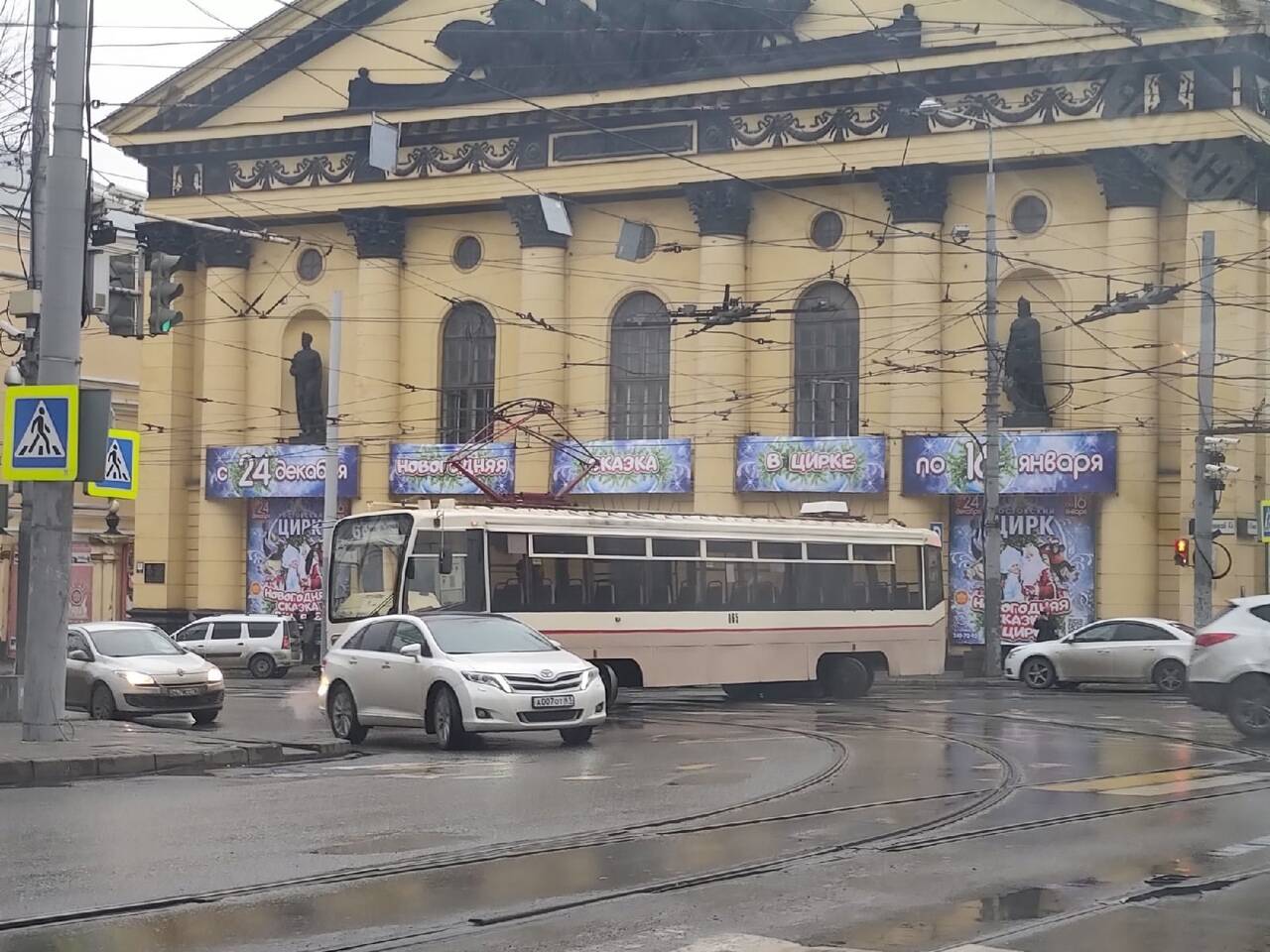 В Ростове напротив здания цирка трамвай №6 сошел с рельсов 5 декабря