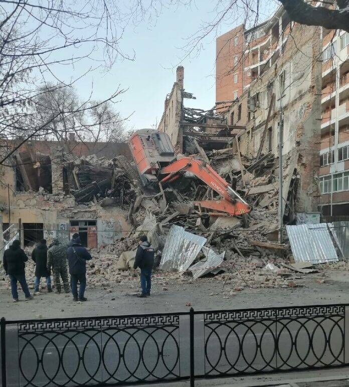 В Ростове при сносе дома на Социалистической с третьего этажа упал экскаватор