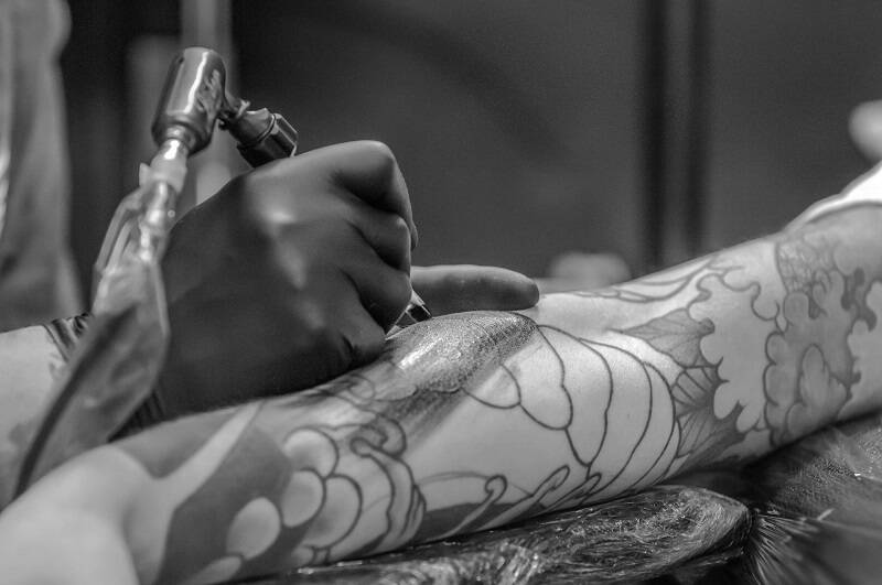 В Сальске наказанный за экстремизм мужчина переделал татуировку на лбу с креста на вентилятор
