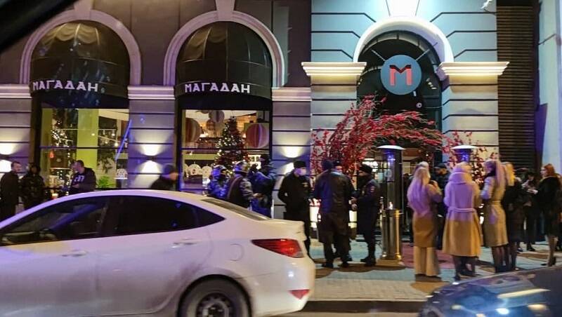 В центре Ростова в ресторане «Магадан» вооруженный мужчина устроил потасовку
