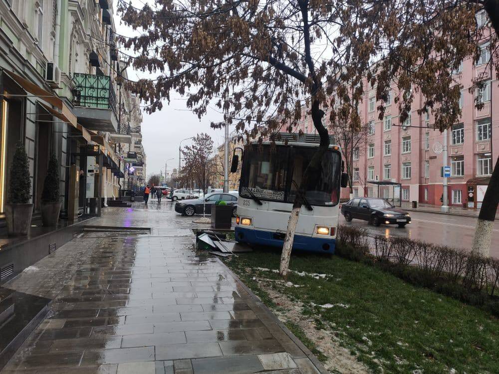 В Ростове троллейбус с пассажирами врезался в клумбу на Большой Садовой