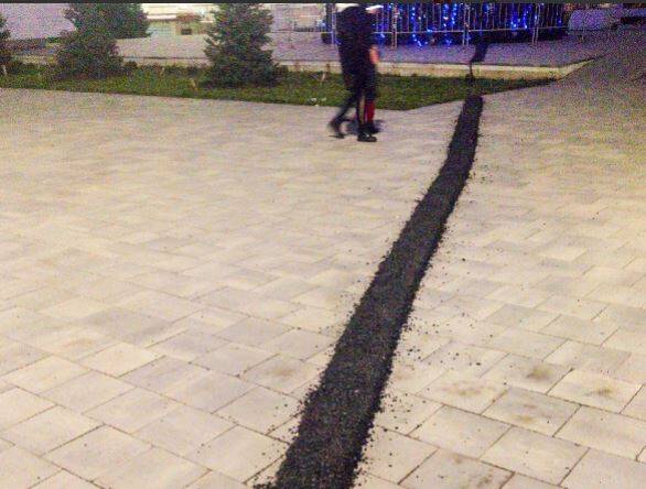 Ростовские рабочие разрушили часть плитки на Театральной площади при установке ели