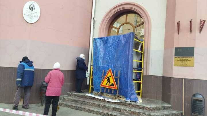 В здании «Ростовводоканала» 15 человек заблокированы без воды, света и пищи