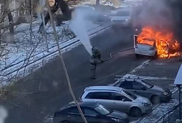 Неуклюжий таганрогский пожарный попал на видео при тушении горящего такси