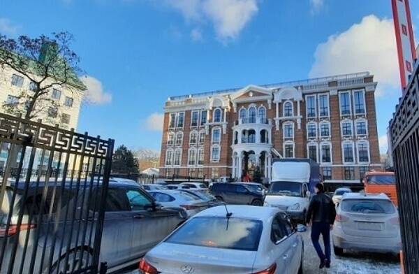 Власти Ростова не увидели нарушений в строительстве четырехэтажного особняка на месте подземной парковки