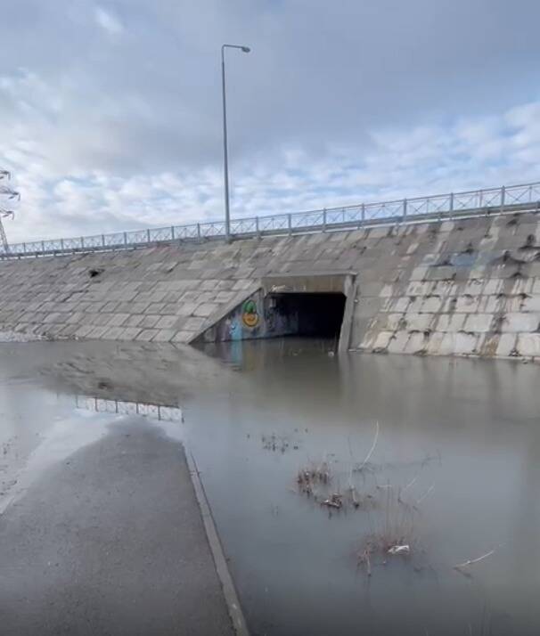 Власти Ростова признали затопленный переход у Гребного канала водопропускной трубой