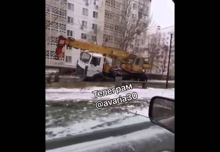 В Астрахани размытый канализацией асфальт поглотил подъемный кран