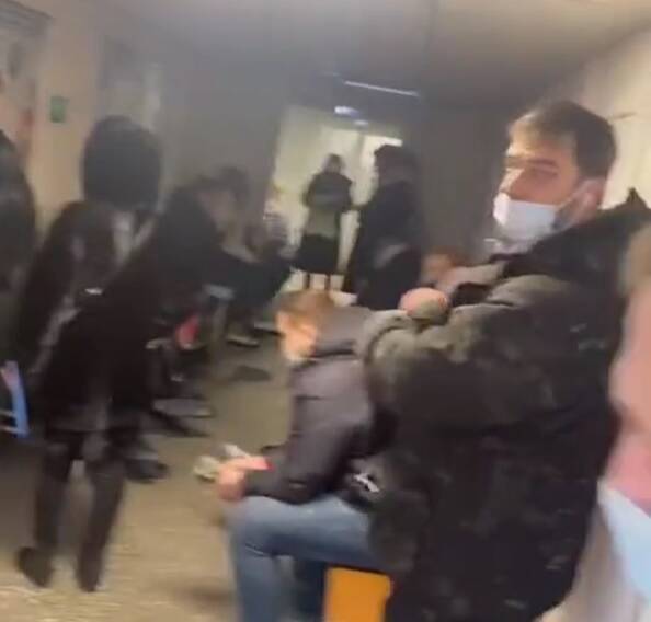 В Ростове пациенты с COVID-19 часами сидят в очереди в коридоре поликлиники №16