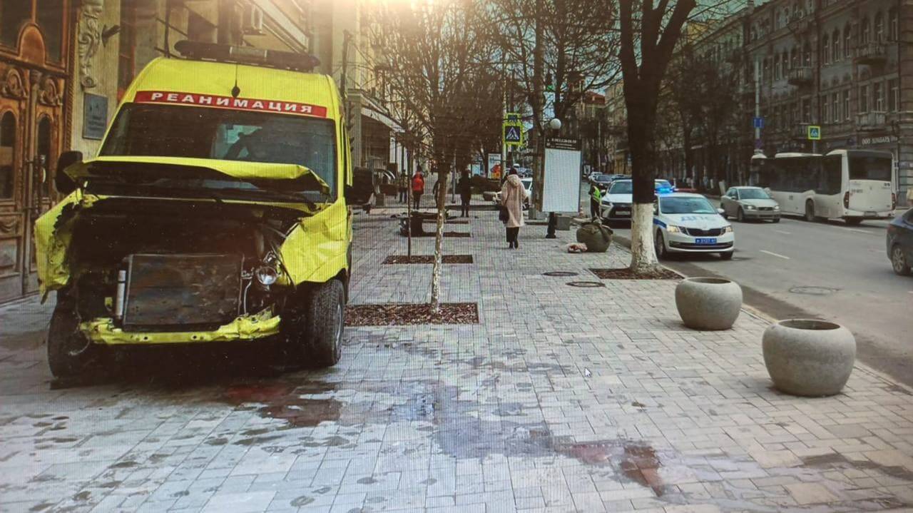 Скорая помощь с ковидным больным разбилась в центре Ростова в ДТП с Lexus