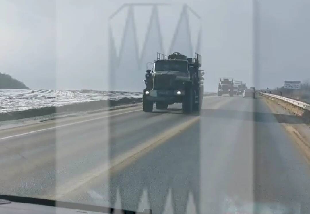 В Ростовской области на видео попала колонна военных грузовиков, следующая в сторону Волгограда