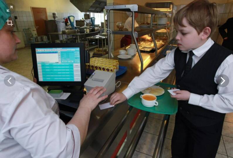 Во всех ростовских школах ученики смогут расплачиваться в столовых безналично