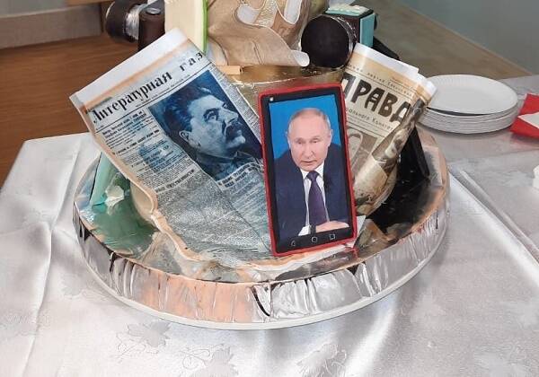Сити-менеджер Таганрога угостил журналистов тортом со съедобными портретами Путина и Сталина