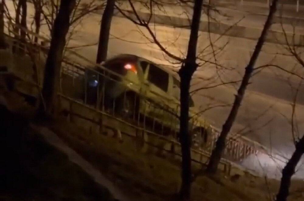 Ростовские экстремалы устроили «покатушки» на автомобиле по лестнице на Стачки