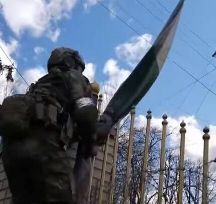 Опубликованы видео водружения флагов России и Чечни рядом с украинской военной частью