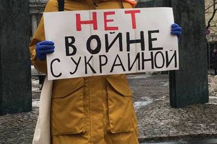 Ростовчанку, вышедшую с плакатом «Нет войне с Украиной», осудили за мелкое хулиганство