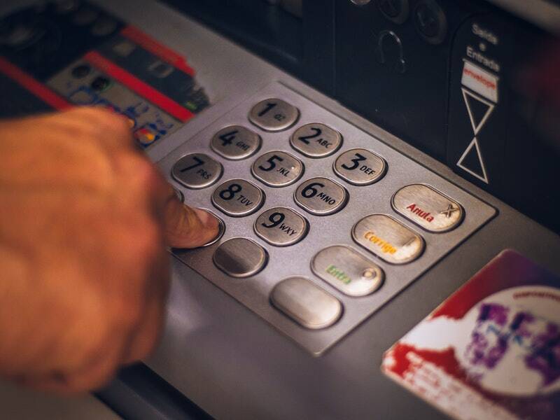 Ростовский банкир объяснил, почему не надо в панике снимать наличные в банкоматах