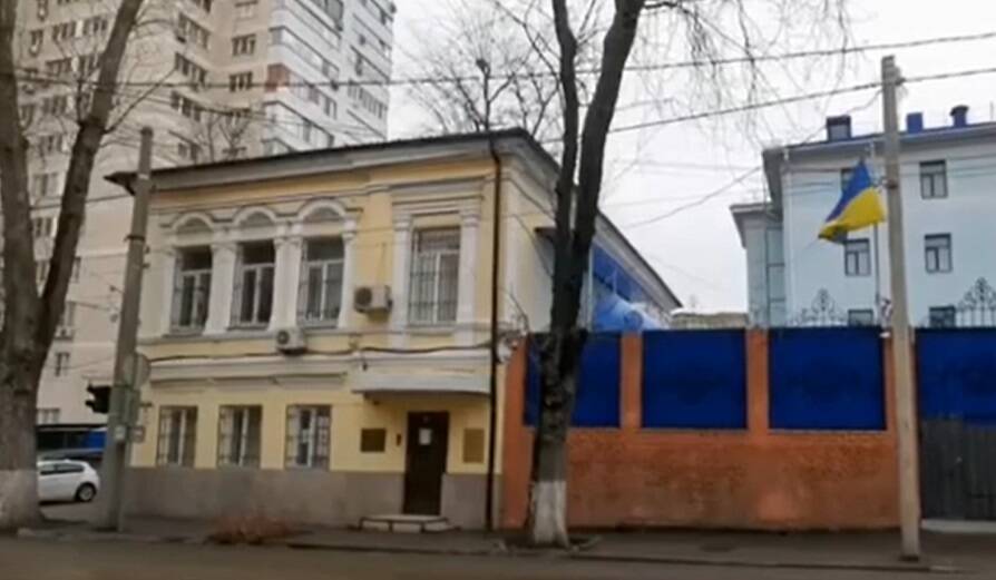 В Ростове на Халтуринском, 28 закрыли Генконсульство Украины