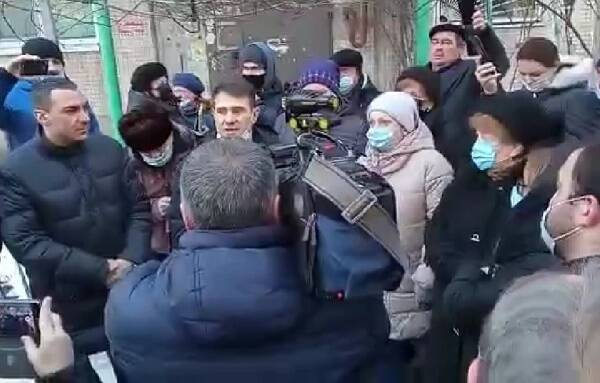 Жители объявленного зоной ЧС дома на Кривошлыковском отказались его покидать