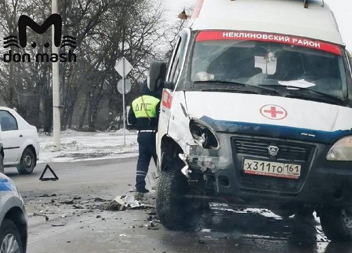 В Таганроге машина скорой помощи разбилась в ДТП на встречной полосе