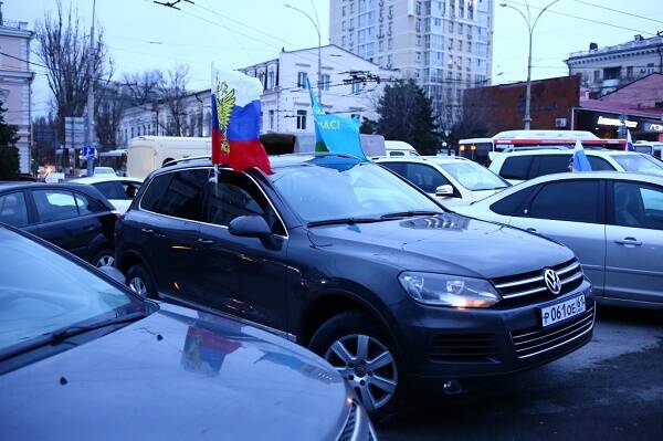 Более 100 автомобилей собрал в Ростове патриотический автопробег «Zа Россию»