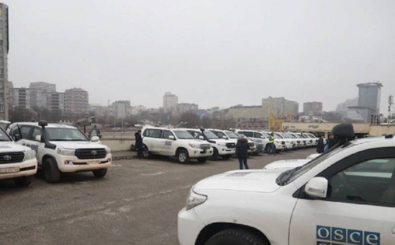 Автомобили членов ОБСЕ остались в Ростове рядом с вокзалом на Сиверса