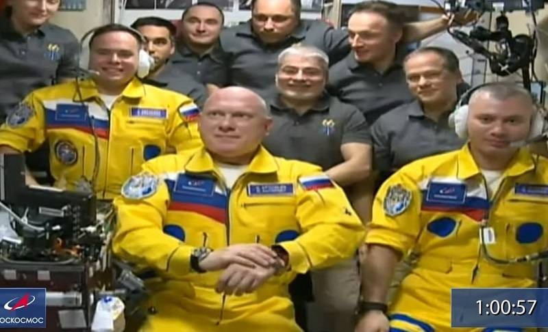 В «Роскосмосе» прокомментировали желто-синие комбинезоны космонавтов МКС