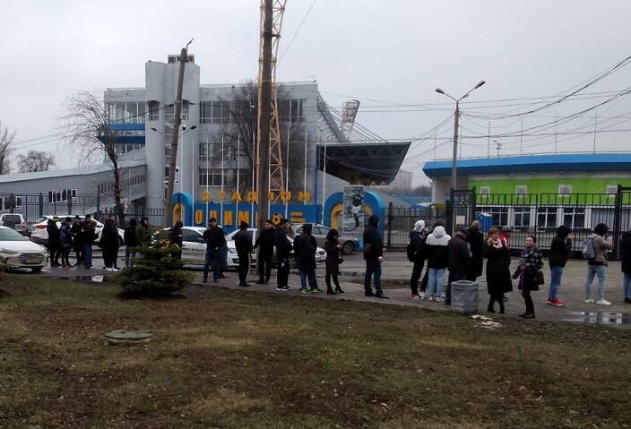 Ростовчане выстроились в длинные очереди за бесплатными билетами на футбол