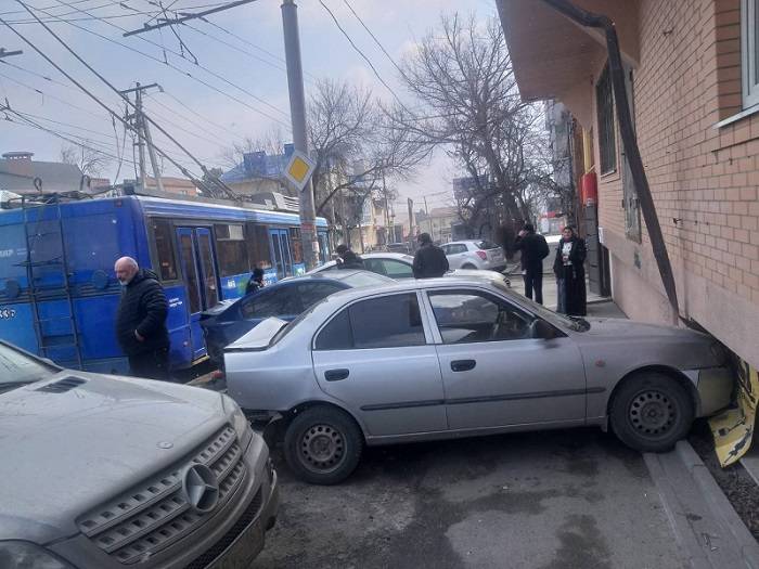 Троллейбус смял несколько иномарок на парковке в Ростове