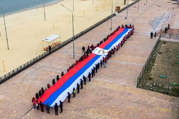 В Ростове более 100 человек развернули 60-метровый флаг на акции «Za Россию»