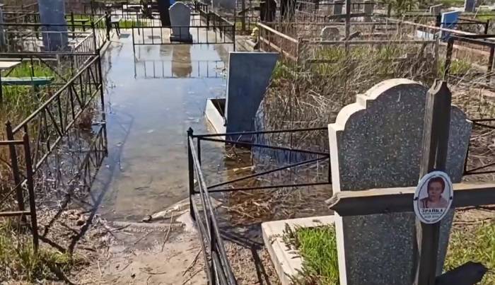 Жительница Батайска пожаловалась на затопленные могилы на кладбище «Красный сад»