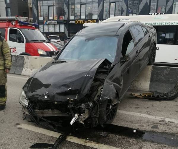 В Ростове на Стачки  Mercedes после жесткого столкновения с  Volkswagen вылетел на отбойник