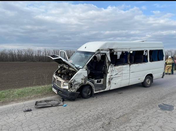 В Ростовской области при столкновении рейсового автобуса с КАМАЗом погибла пассажирка
