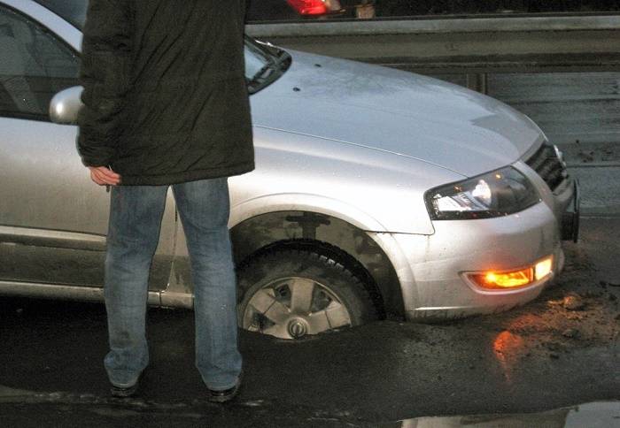 Плохие дороги: как автовладельцу получить компенсацию через суд за повреждение автомобиля