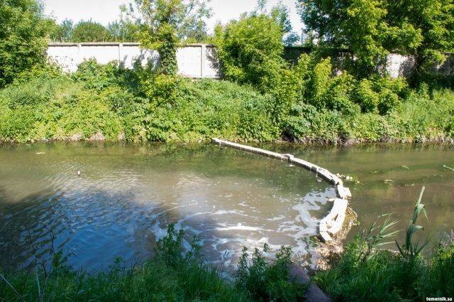 Неизвестные организовали сброс нечистот в реку Темерник в Ростове в мае