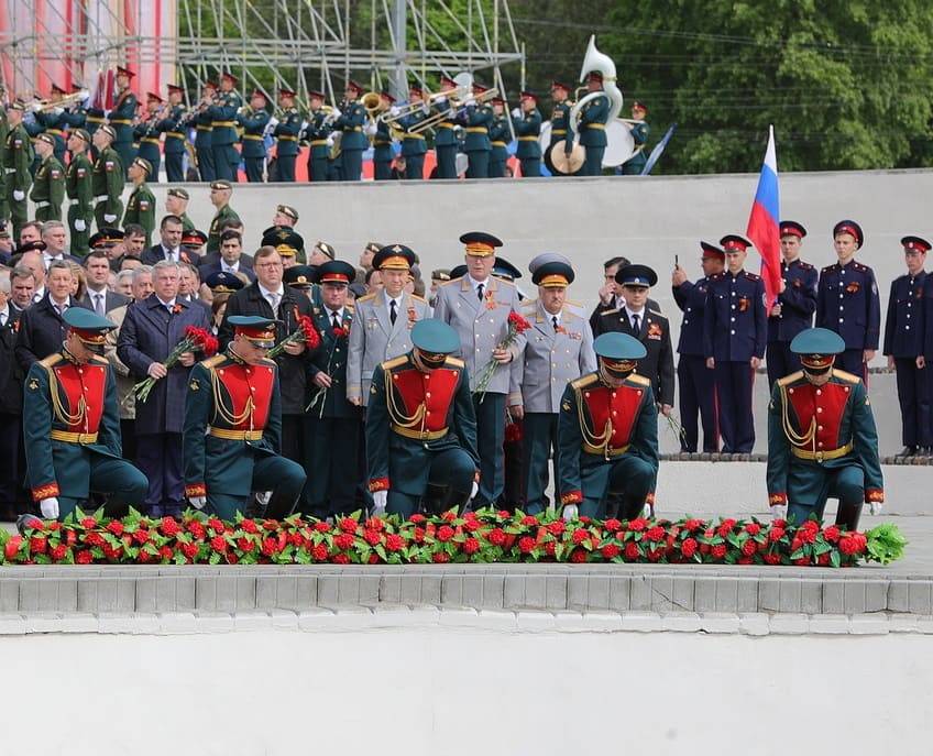 Около тысячи человек участвовали в возложении гирлянды Славы в Ростове 6 мая